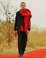 イレニサ 2022-23年秋冬コレクション、“朱”が持つ神聖さを閉じ込めて｜写真26