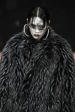 コンダクター 2022-23年秋冬コレクション、美しくも危うい感情の二面性｜写真3