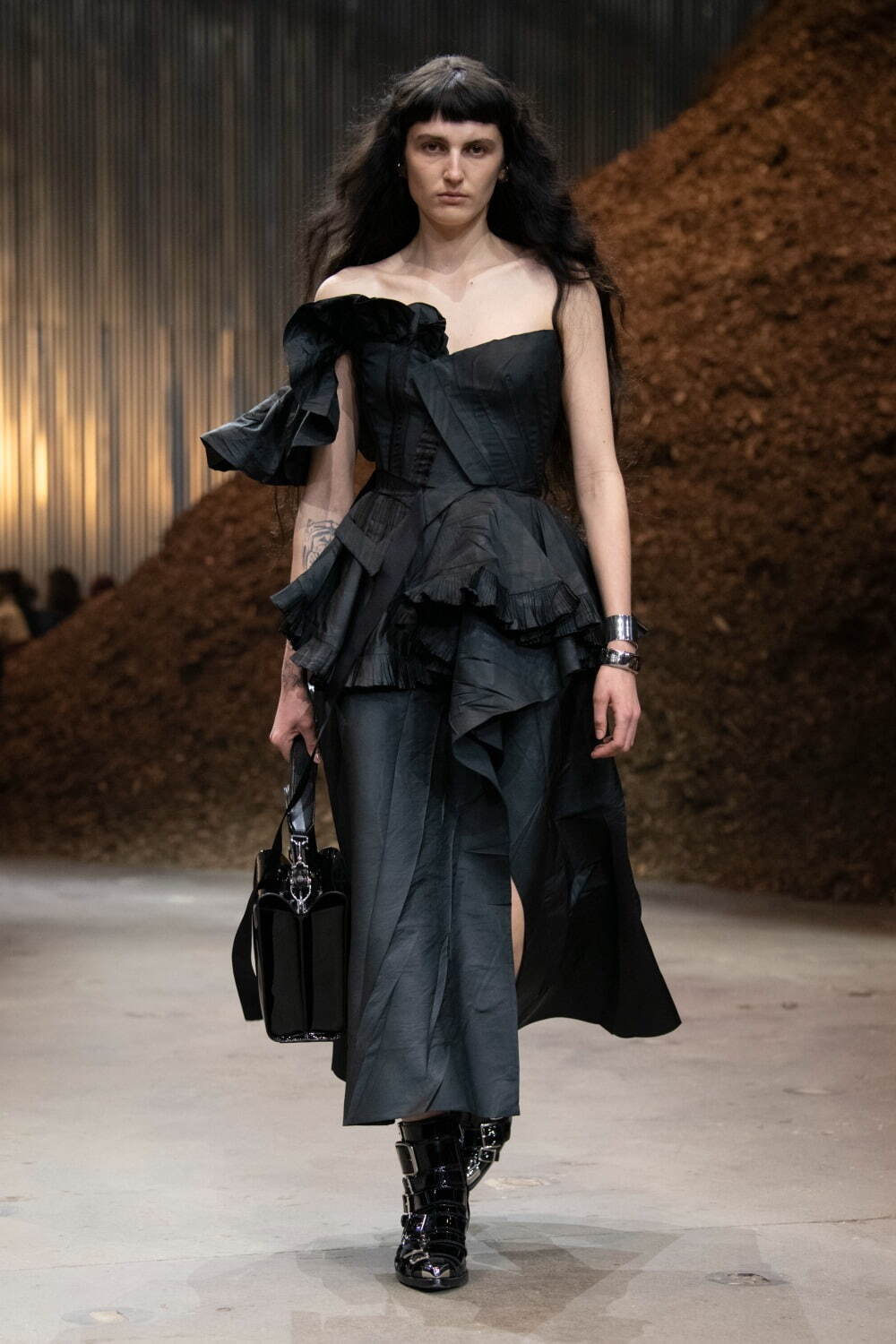 アレキサンダー・マックイーン(Alexander McQueen) 2022-23年秋冬