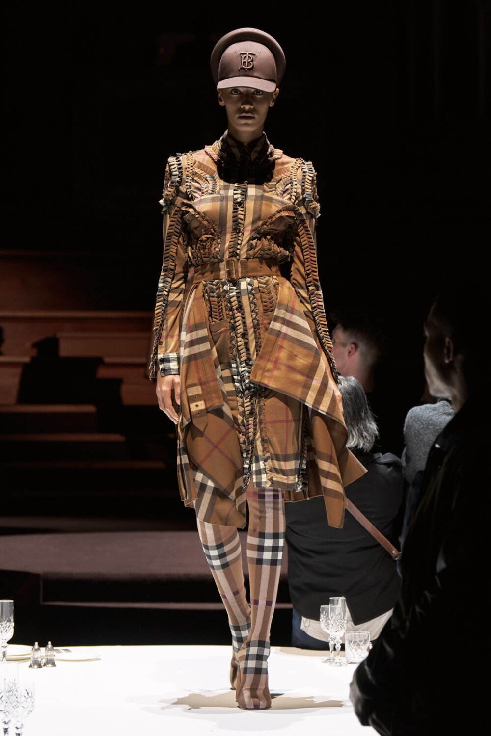 バーバリー(BURBERRY) 2022-23年秋冬ウィメンズコレクション シルエット - 写真2