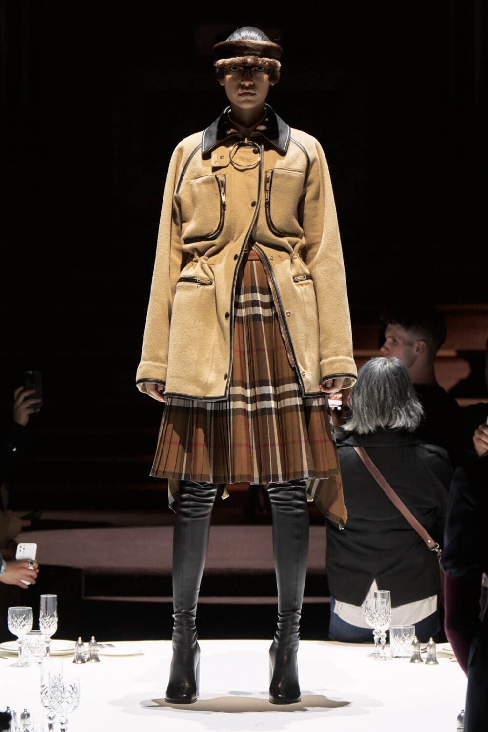 バーバリー(BURBERRY) 2022-23年秋冬ウィメンズコレクション シルエット - 写真3