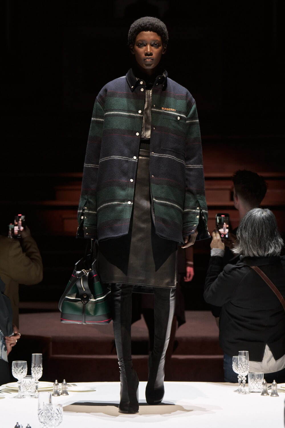 バーバリー(BURBERRY) 2022-23年秋冬ウィメンズコレクション シルエット - 写真16