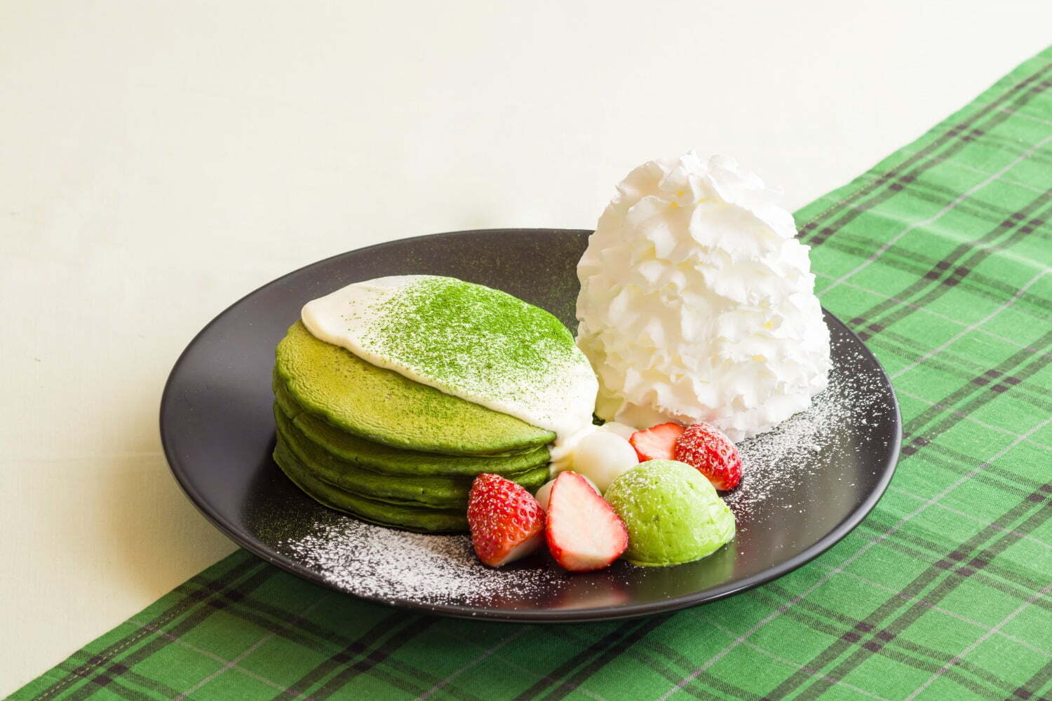 日本茶｜エッグスンシングス濃厚"宇治抹茶”のパンケーキ、マスカルポーネクリーム＆フレッシュ苺を添えて