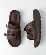 フミト ガンリュウ×スイコック新作“レザー風”ラバーサンダル、雨の日や水辺もOK｜写真3