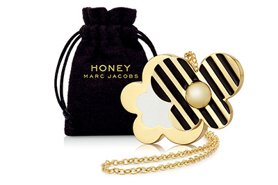 マーク ジェイコブスの人気フレグランス「ハニー」がキュートなネックレスになって登場