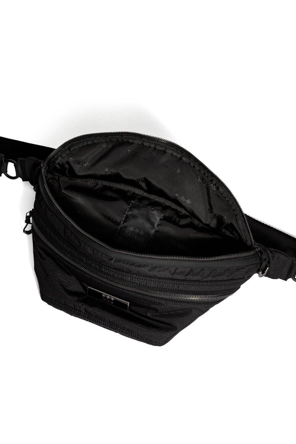 タトラス初のバッグ、“ダウンウェア”着想のメタルパーツ付きナイロントートやバックパック｜写真14
