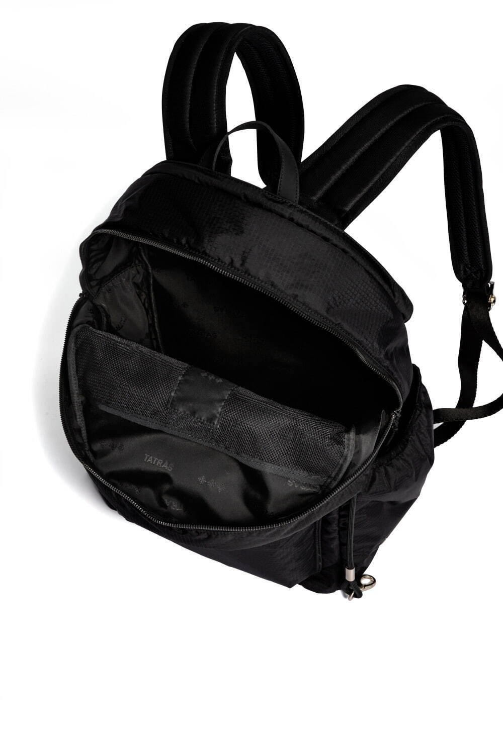 タトラス初のバッグ、“ダウンウェア”着想のメタルパーツ付きナイロントートやバックパック｜写真18