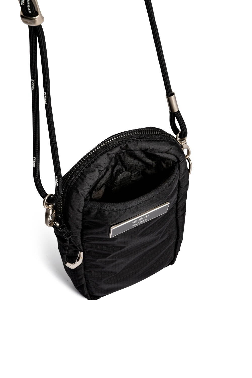 タトラス初のバッグ、“ダウンウェア”着想のメタルパーツ付きナイロントートやバックパック｜写真6