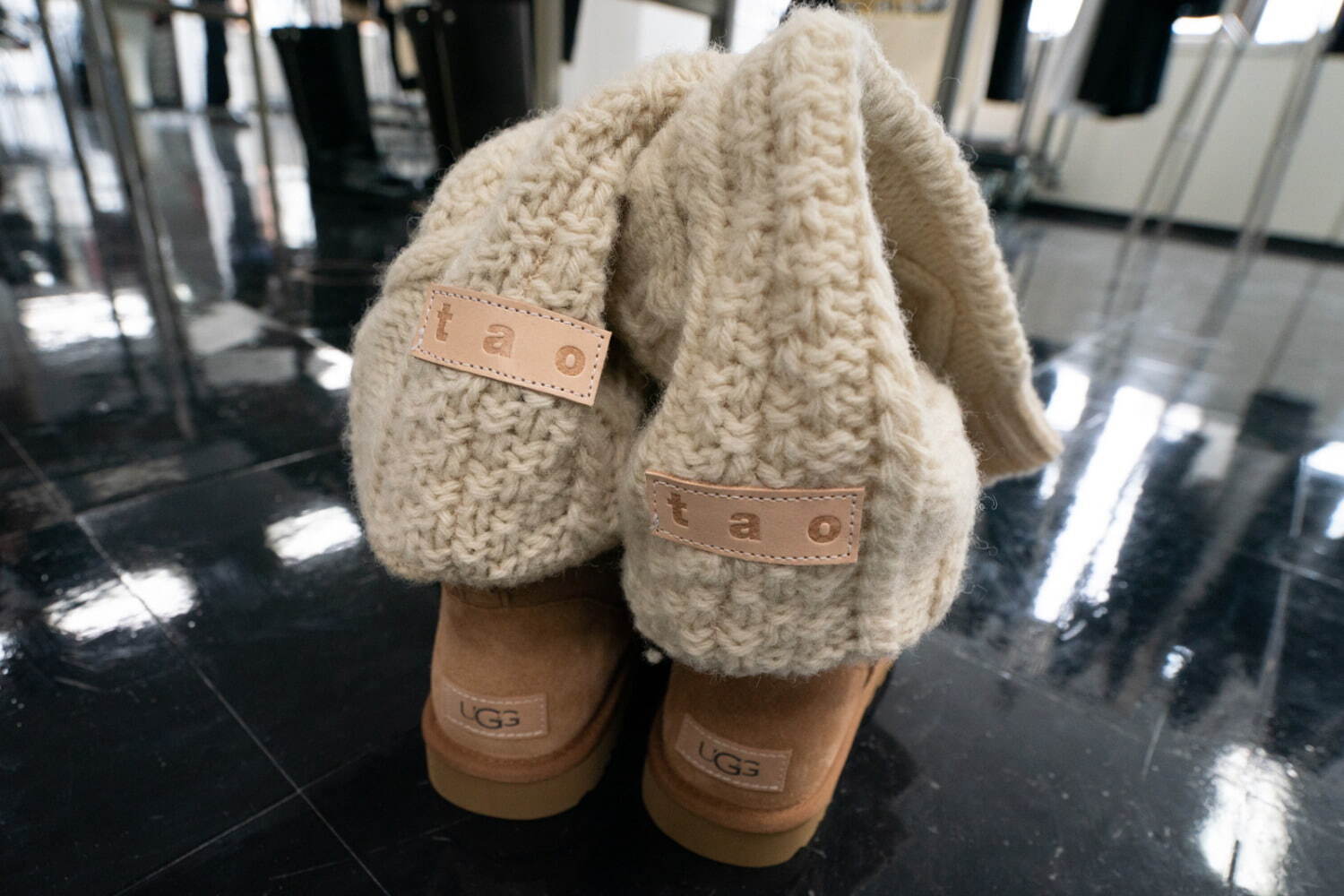 タオ×UGG、ケーブルニットでアレンジしたコラボブーツ - ルーズソックス風のボリュームを演出｜写真6