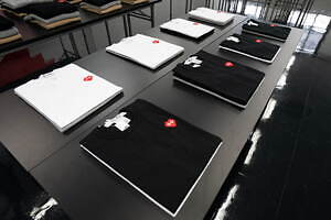 プレイ・コム デ ギャルソン×インベーダー、“ドット絵”ハートモチーフのTシャツやパーカーなど｜写真1