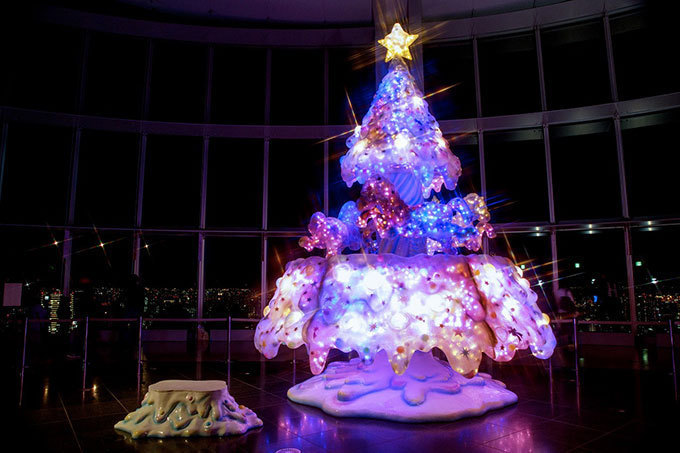 光るメリーゴーランドのクリスマスツリー！増田セバスチャン作の大型