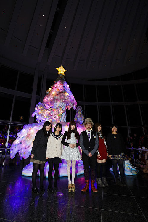 光るメリーゴーランドのクリスマスツリー！増田セバスチャン作の大型ツリーが六本木ヒルズ展望台に｜写真6