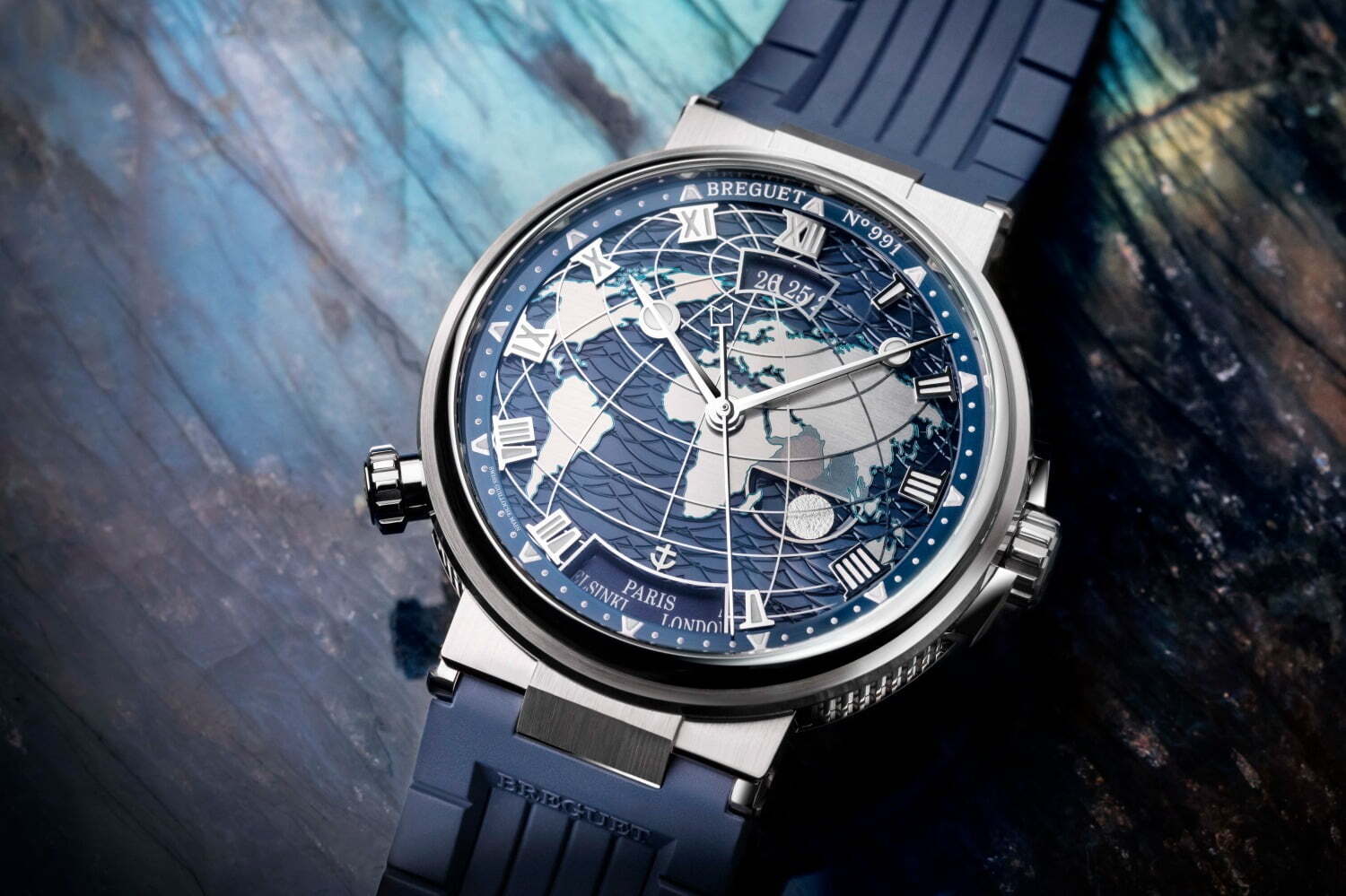 レザーベルト時計｜ブレゲの新作腕時計「マリーン オーラ・ムンディ 5557」大陸と海をダイヤルに、ギヨシェ彫りの波