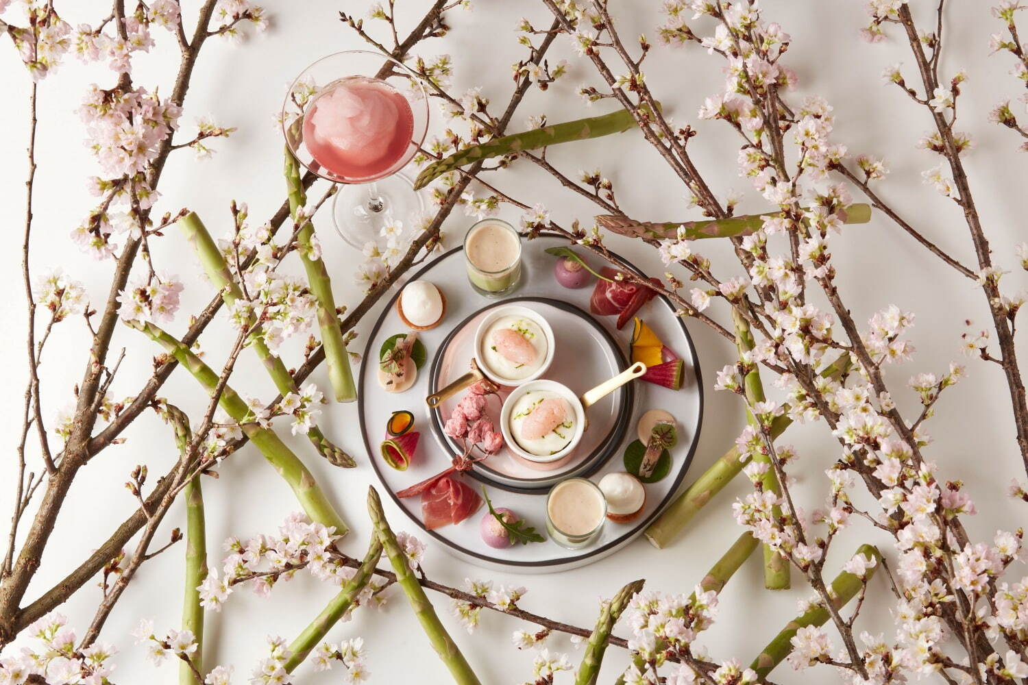 ザ・リッツ・カールトン 東京「桜アフタヌーンティー」桜＆苺のシュークリームや桜ジュレなど｜写真3