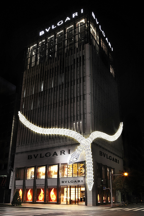 ブルガリ、巨大な蛇のイルミネーションを今年も銀座で展開｜写真1