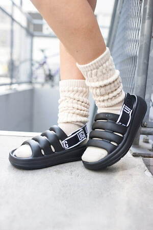 UGG×アトモス“ぷっくり”フォルムの新作サンダル、厚底ソールでスタイル