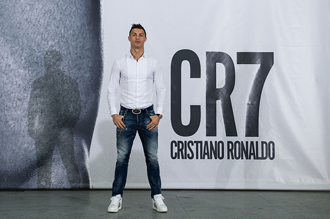 クリスティアーノ ロナウド 下着ブランド Cr7 設立 本人登場の巨大パネルがスペインで話題 ファッションプレス
