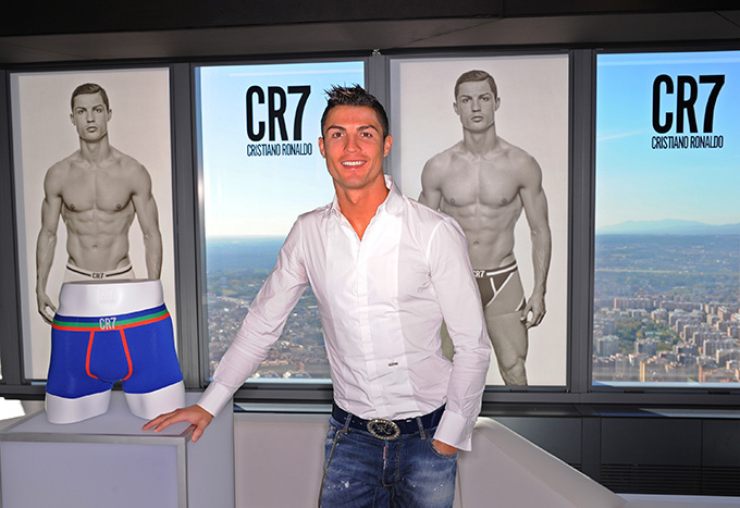 クリスティアーノ ロナウド 下着ブランド Cr7 設立 本人登場の巨大パネルがスペインで話題 ファッションプレス