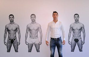 クリスティアーノ ロナウド 下着ブランド Cr7 設立 本人登場の巨大パネルがスペインで話題 ファッションプレス