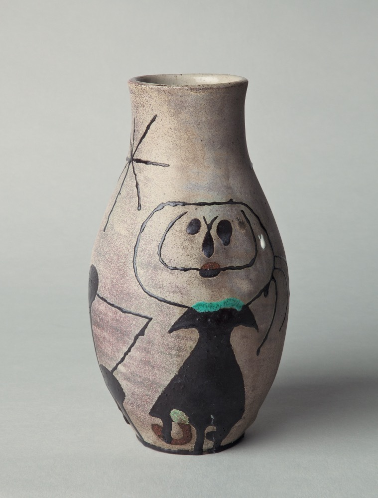 ジュゼップ・リュレンス・イ・アルティガス、ジュアン・ミロ《花瓶》1946年 炻器 個人蔵 ©Successió Miró/ADAGP, Paris & JASPAR, Tokyo, 2022 E4304