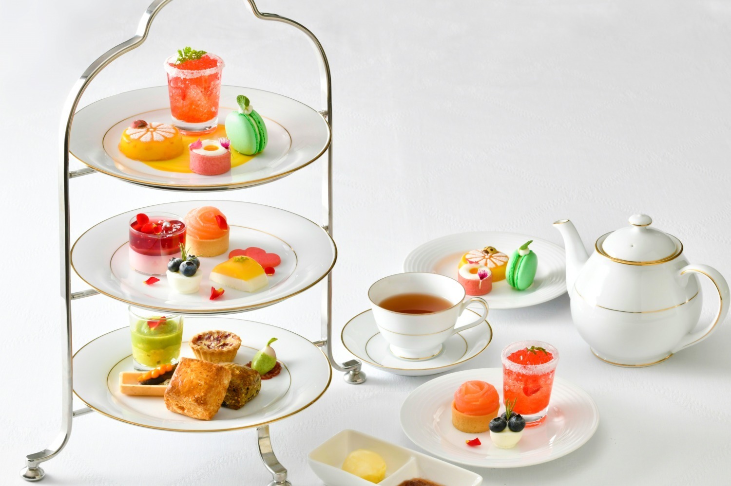 庭園｜薔薇アフタヌーンティーが横浜・ホテルニューグランドで、優雅な“バラの花びら”型りんごタルトなど