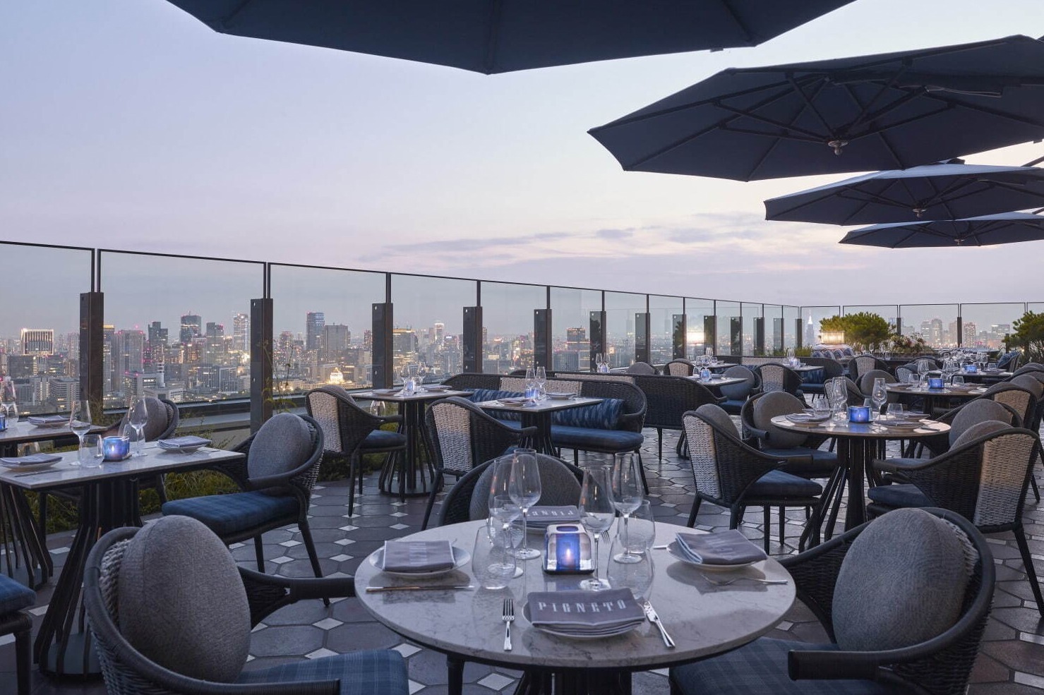 フォーシーズンズホテル東京大手町の天空テラスが限定オープン、上空で楽しむ絶品イタリアン