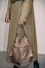 ハイク×ポーターのコラボ第2弾、巾着型ショルダーバッグを“くすみカラー＆ブラック”の全3色で｜写真19