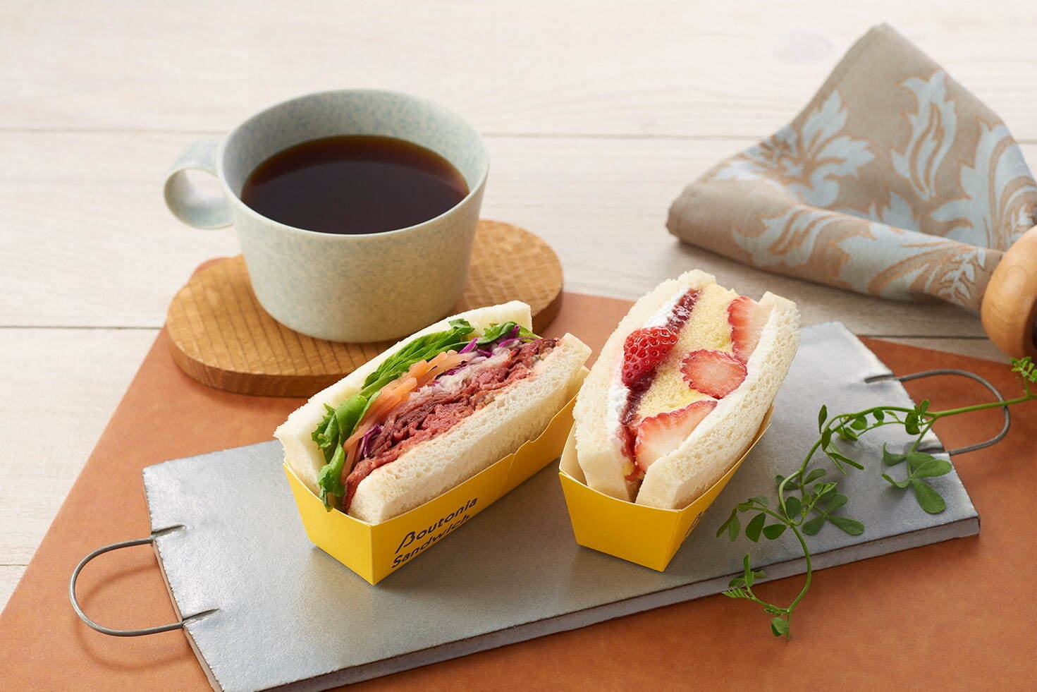 <ブートニア サンドイッチ(東京都・世田谷区)> ・「贅沢ローストビーフ」1個 410円 ※各日限定30個/小田急限定 ・「苺&クリームチーズ」1個 388円 ※各日限定30個/小田急限定