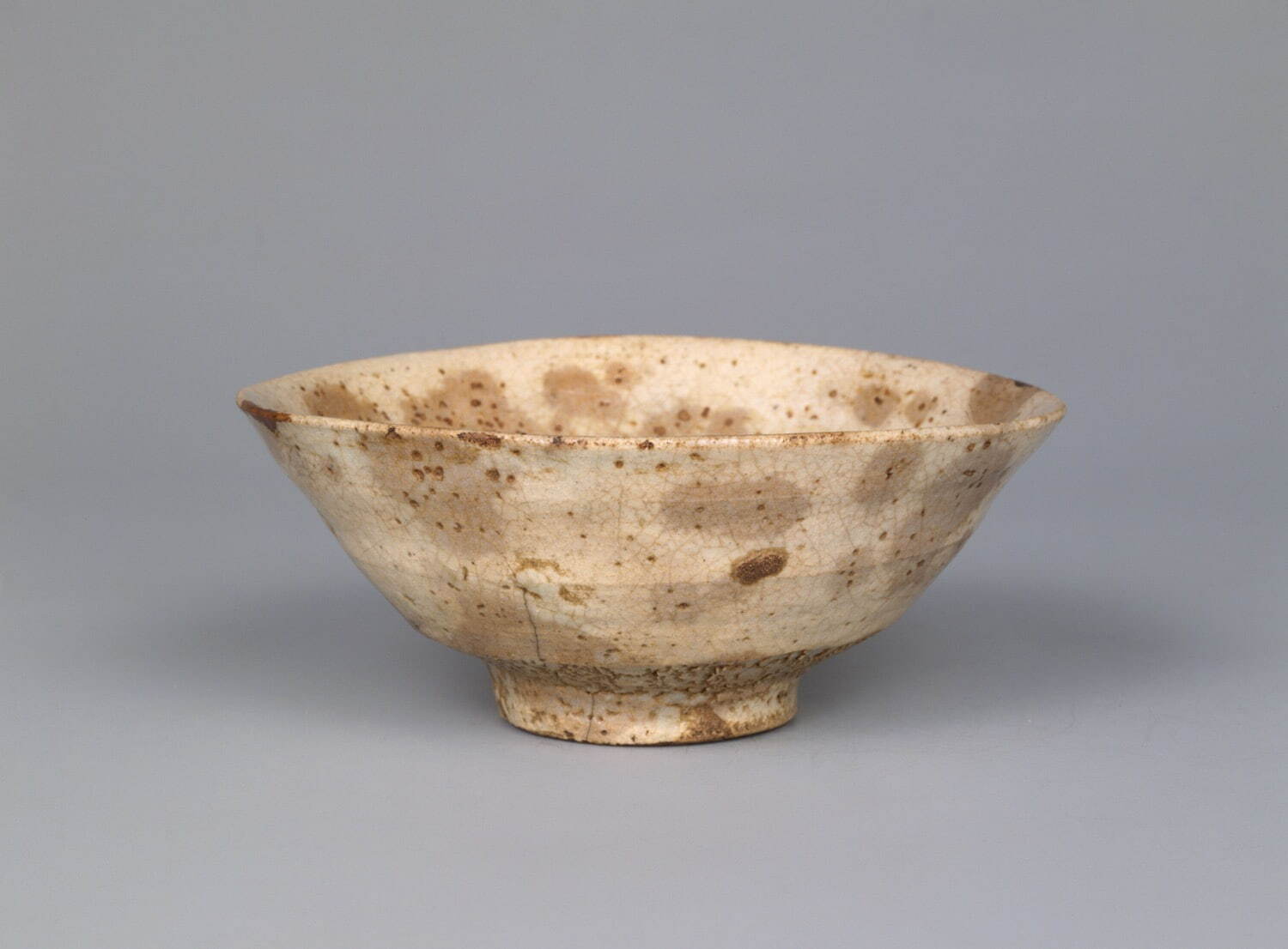 重要美術品《雨漏茶碗 銘 蓑虫》朝鮮・朝鮮時代 16世紀 根津美術館蔵