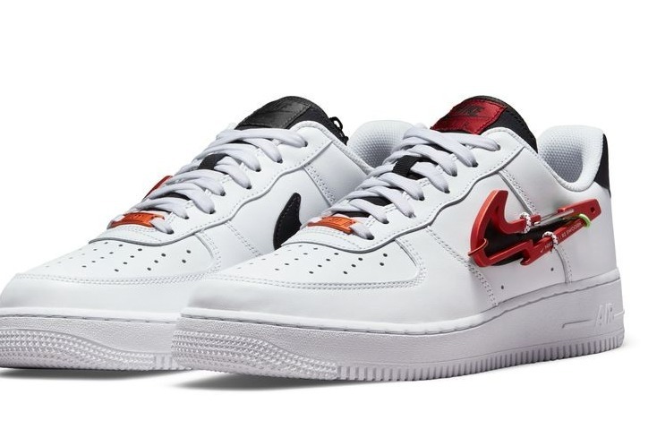 エアフォース1｜ナイキ“遊び心満載”の「エア フォース 1」新作、スウッシュ型カラビナ＆小物が入るシュータン