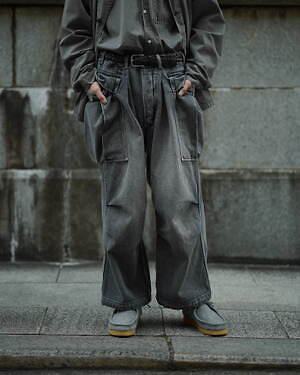1LDK × ヘリルの別注デニムカーゴパンツ、ムラのないグレーの色落ちを再現｜写真15
