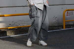 1LDK × ヘリルの別注デニムカーゴパンツ、ムラのないグレーの色落ちを再現