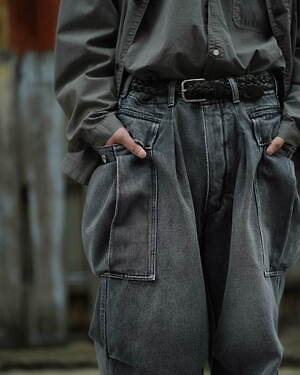 1LDK × ヘリルの別注デニムカーゴパンツ、ムラのないグレーの色落ちを再現｜写真12