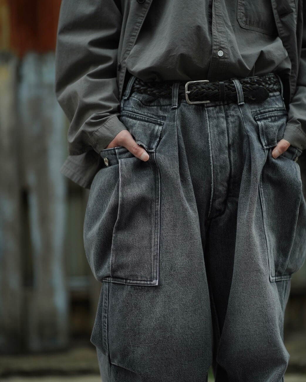 1LDK × ヘリルの別注デニムカーゴパンツ、ムラのないグレーの色落ちを再現｜写真12