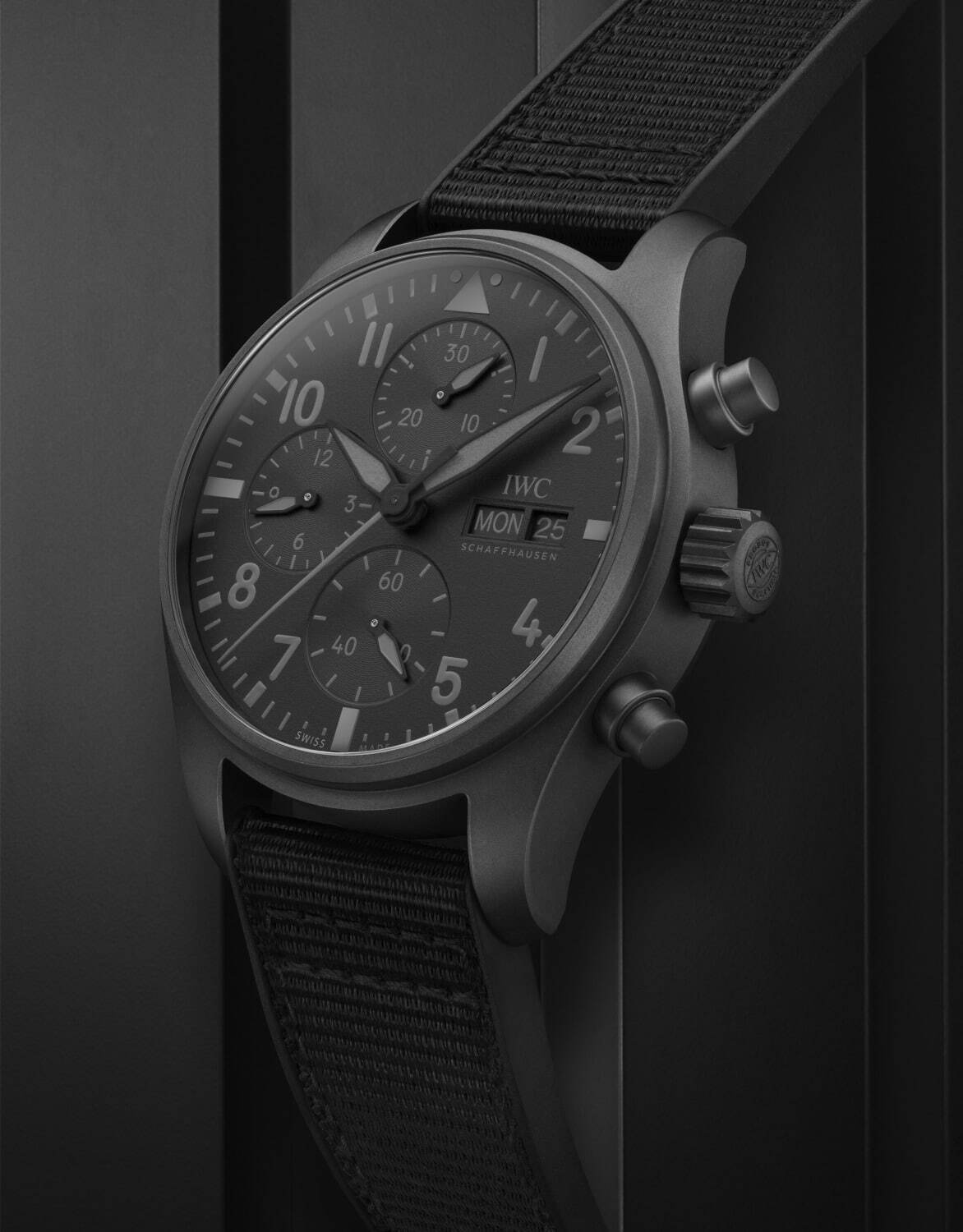 IWCの2022年新作腕時計、「トップガン」にオールブラックの41mmクロノ 