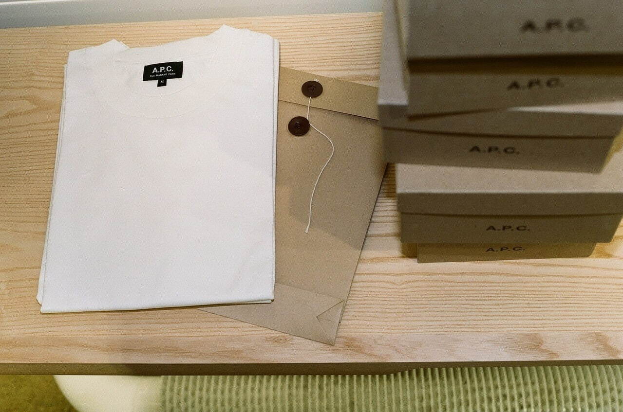 A.P.C.“クラフトバッグ入り”「パックTシャツ」A.P.C.刺繍ロゴ