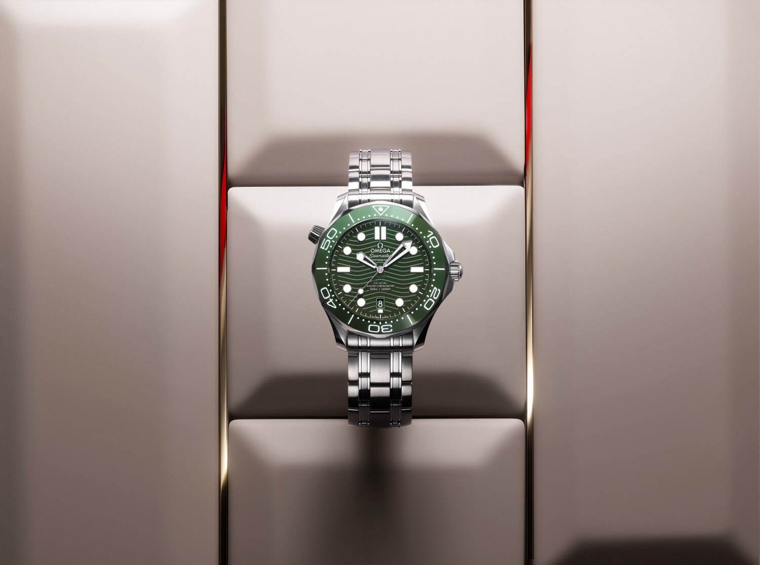オメガの22年新作腕時計、緑ダイアルの「シーマスター ダイバー300M 