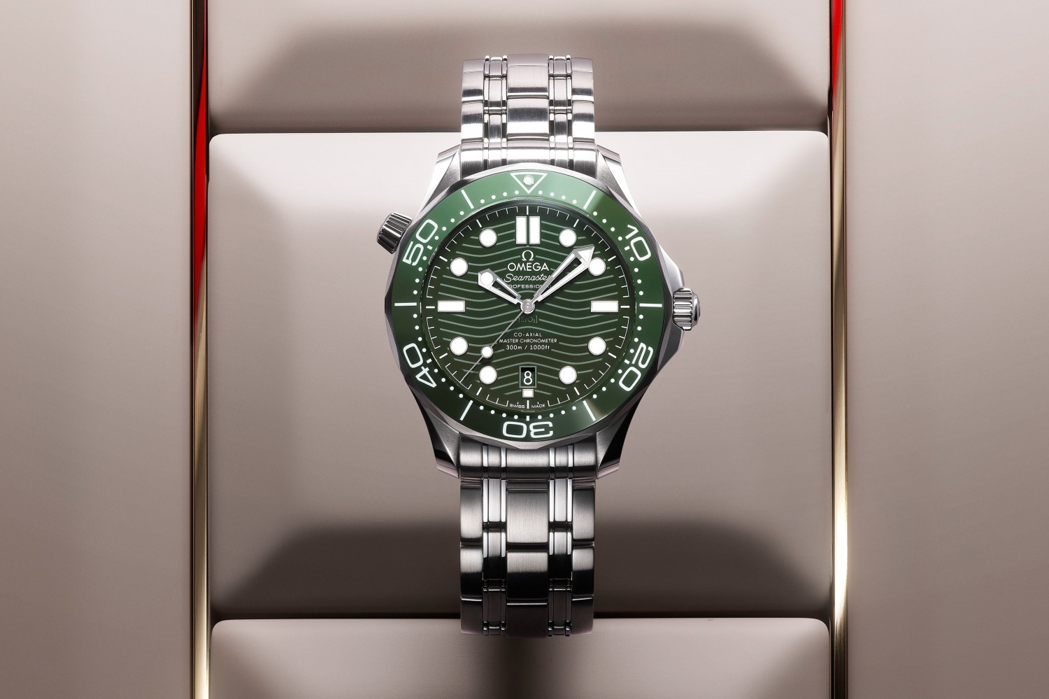 オメガの22年新作腕時計、緑ダイアルの「シーマスター ダイバー300M