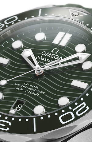 オメガの22年新作腕時計、緑ダイアルの「シーマスター ダイバー300M