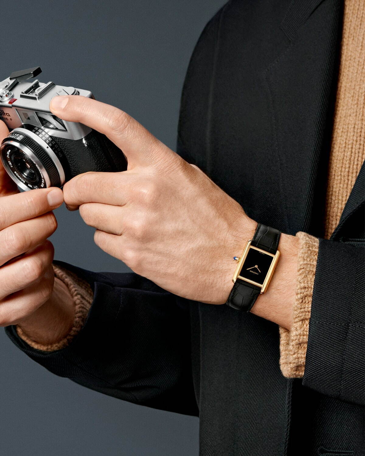 カルティエの腕時計「タンク」22年新作、鮮烈レッド＆ミニマルな“漆黒 
