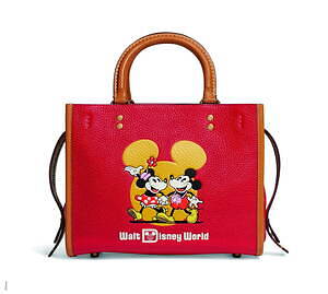 コーチ「ディズニー」バッグにシンデレラ城やキャラクターを刺繍 