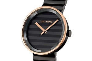 イッセイ ミヤケ ウオッチの新作腕時計「プリーズ」プリーツ着想のデザインを墨黒×ゴールドで復刻