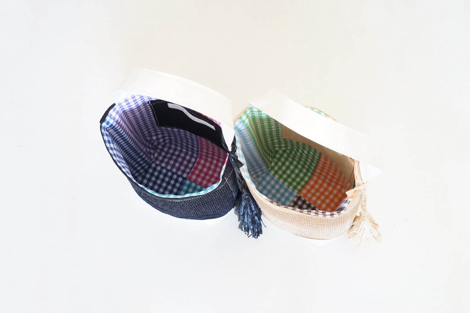 タオ×テンベア“タッセル付き”バゲットトートバッグ、内側に4色のギンガムチェックを使用｜写真6