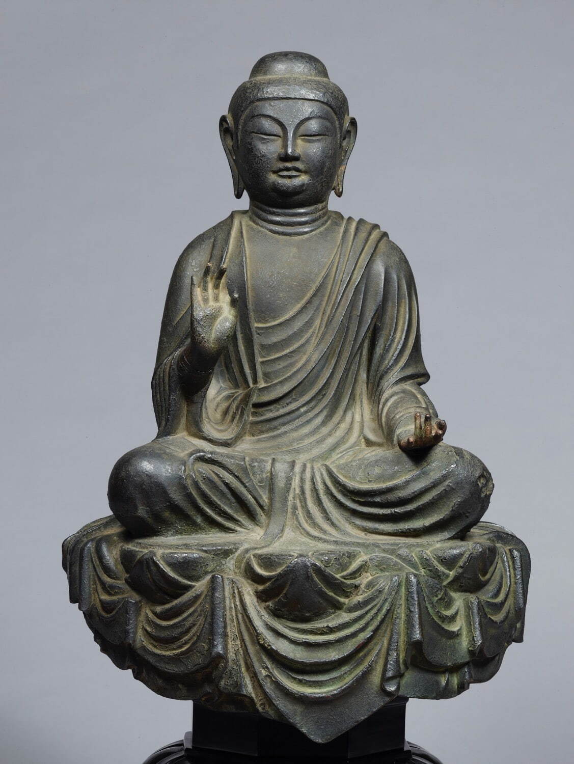 《薬師如来坐像》銅造　奈良時代　8世紀　重要文化財　奈良国立博物館
画像提供：奈良国立博物館