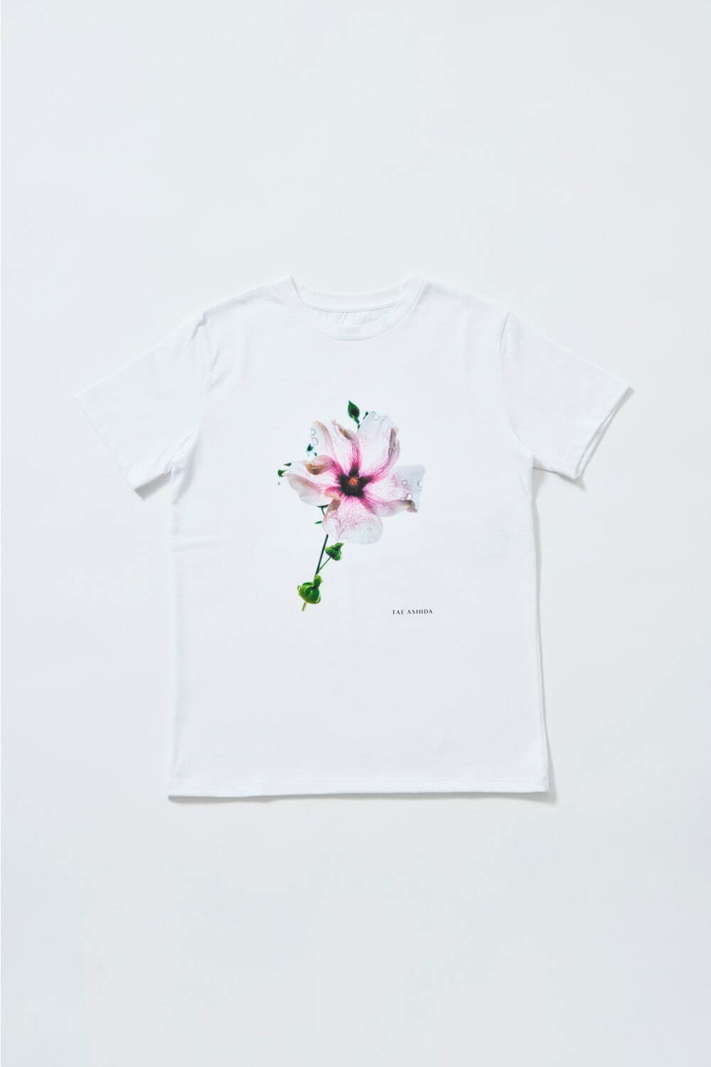 タエ アシダのフラワーフォトTシャツ“雫のように”輝くラインストーン、芦田多恵が撮り下ろし｜写真12