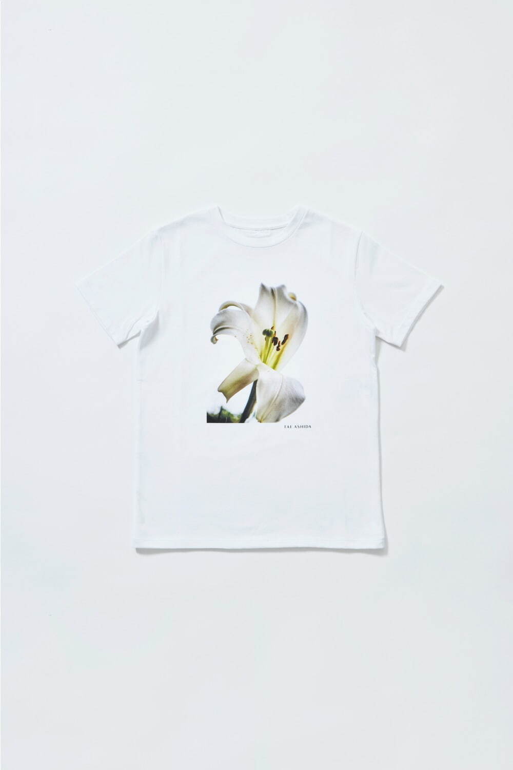 タエ アシダのフラワーフォトTシャツ“雫のように”輝くラインストーン、芦田多恵が撮り下ろし｜写真10