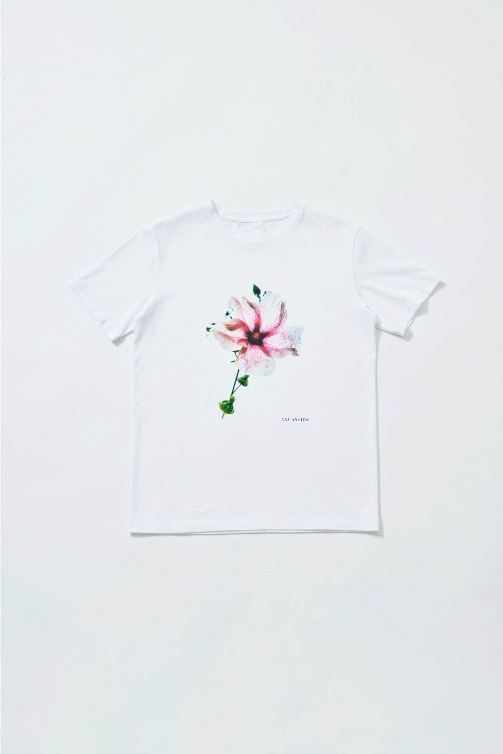 タエ アシダのフラワーフォトTシャツ“雫のように”輝くラインストーン、芦田多恵が撮り下ろし｜写真7