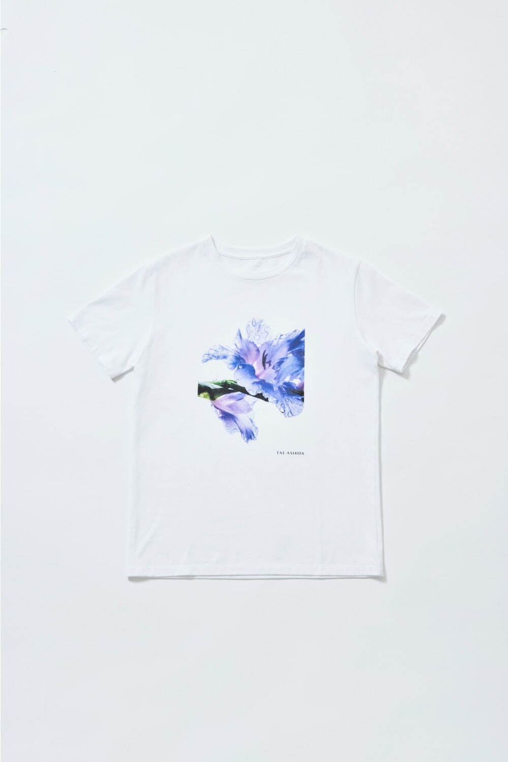 タエ アシダのフラワーフォトTシャツ“雫のように”輝くラインストーン、芦田多恵が撮り下ろし｜写真4