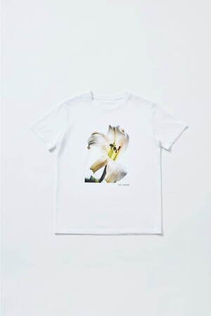 タエ アシダのフラワーフォトTシャツ“雫のように”輝くラインストーン、芦田多恵が撮り下ろし｜写真5