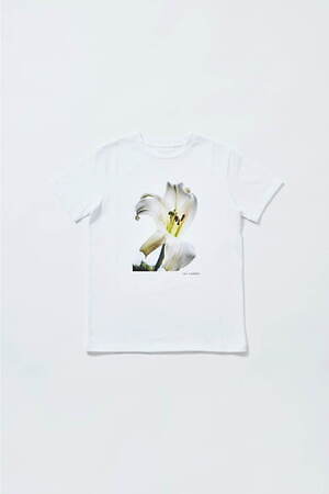 タエ アシダのフラワーフォトTシャツ“雫のように”輝くラインストーン、芦田多恵が撮り下ろし｜写真10